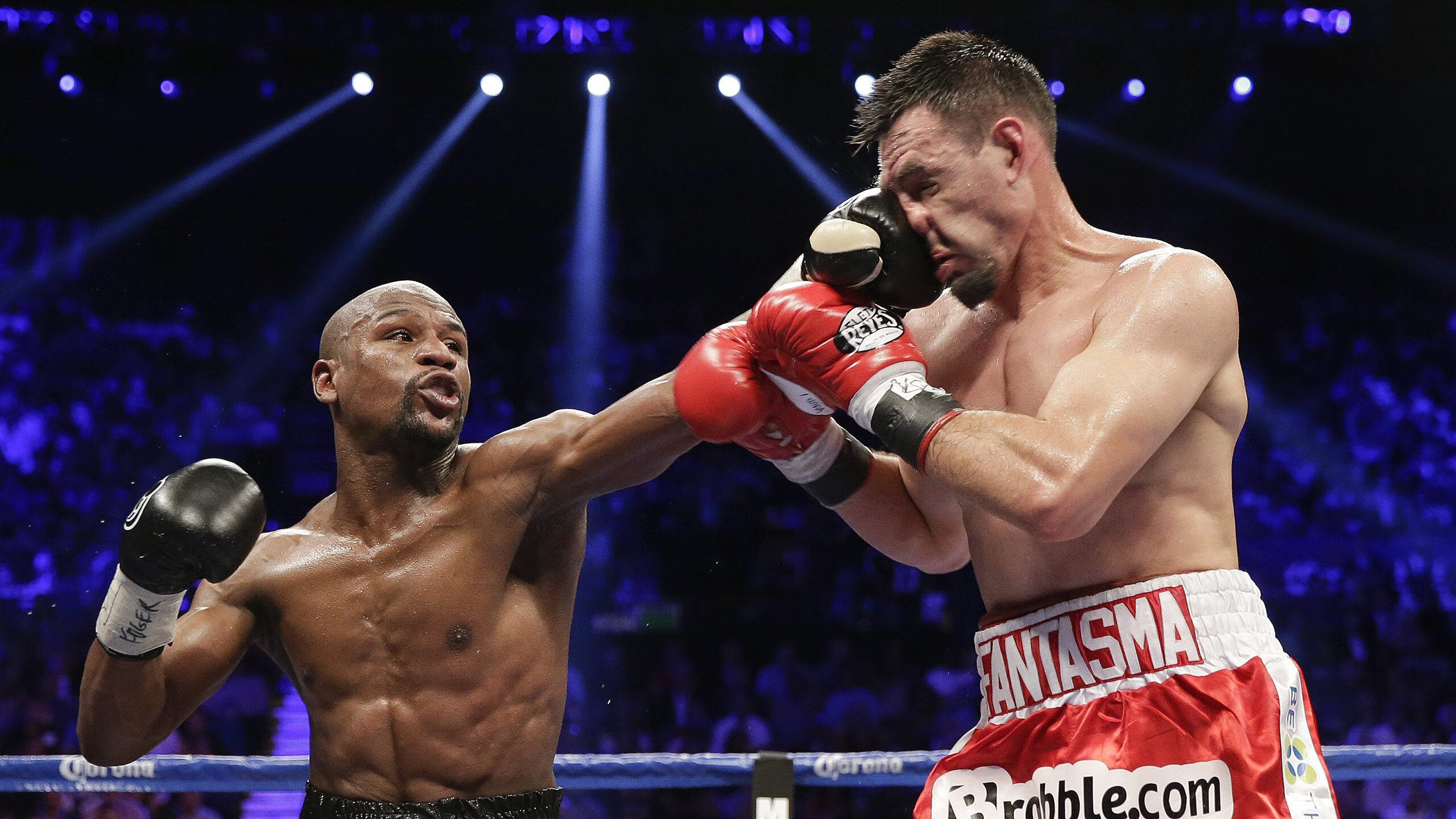 开云体育网址-最佳瞬间：王强压哨三分，点燃现场气氛！